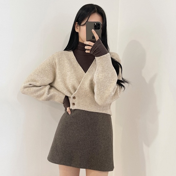 Sweaters - Cropped Cardigan